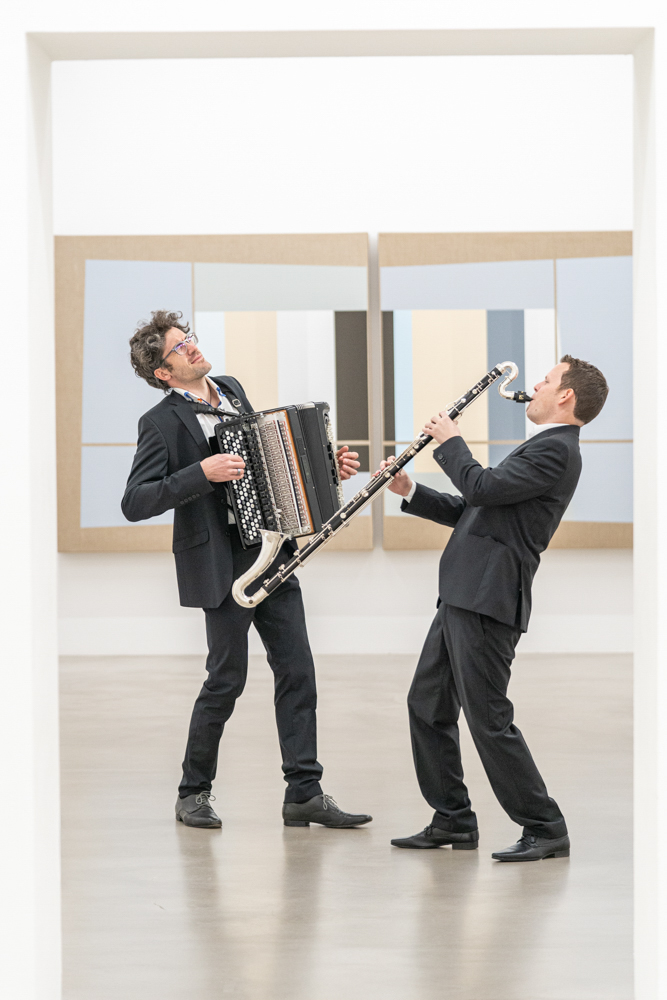 Werbefoto Duo-Klak – Akkordeon und Bassklarinette in dynamischer Performance im MMKK Klagenfurt.