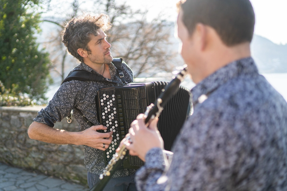 Business Porträt Duo-Klak – Outdoor Werbefotos beim Spielen vor Schloss Maria Loretto in Klagenfurt.