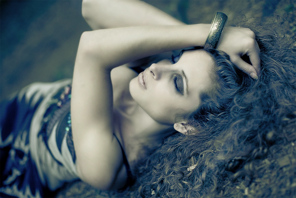 Künstlerisches Fashion Portrait – modefotografische Inszenierung mit starkem Ausdruck
