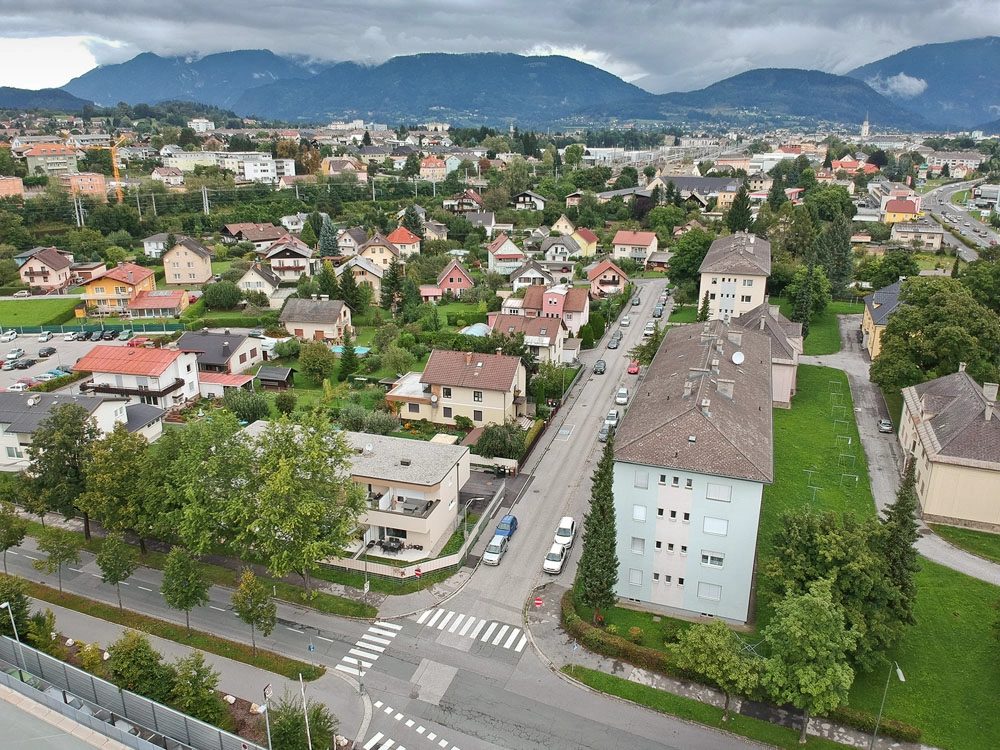 Drohnenfoto – Stadtansicht von Villach